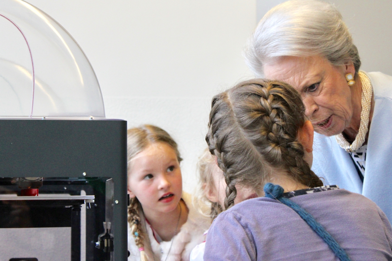 Interessiert spricht Prinzessin Benedikte mit Schülerinnen über die Möglichkeiten eines 3D-Druckers. (unten:)